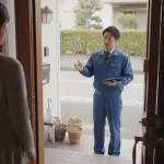玄関先で訪問営業に応対する様子（イメージ）
