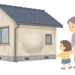 モルタル外壁の膨らみを離れて見守る女性と孫（イラスト・イメージ）