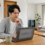 ネットの格安広告を調べる様子（イメージ）